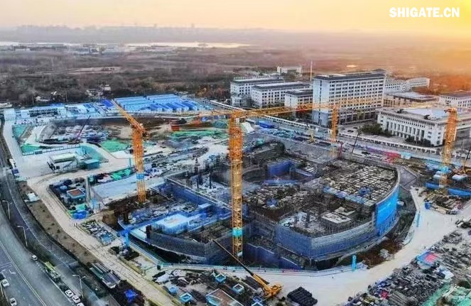 1月11日，河鋼集團舞鋼公司生產(chǎn)的一批高端鋼板發(fā)往客戶，將用于又一項“國之重器”——安徽合肥加快建設(shè)聚變能實驗裝置（BEST）項目的關(guān)鍵部位制造。  舞鋼公司深入貫徹落實集團戰(zhàn)略部署，緊盯高端客戶的需求，發(fā)揮自身技術(shù)優(yōu)勢，研發(fā)生產(chǎn)更多的高端特種鋼板，打造更多的“國之重器”。針對客戶志在通過該項目打造“世界首個緊湊型聚變能實驗裝置”的目標，舞鋼公司高端高效益產(chǎn)品攻關(guān)團隊不斷優(yōu)化營銷方案，通過提供“一攬子”解決方案，贏得了客戶的認可。在研發(fā)過程中，公司優(yōu)化工藝方案，在軋制環(huán)節(jié)增加兩項創(chuàng)新措施，并強化質(zhì)量過程管控，確保了鋼板表面質(zhì)量和內(nèi)部質(zhì)量全部優(yōu)于客戶需求，并按期交貨。  微信圖片_20250220083851.jpg  安徽合肥加快建設(shè)聚變能實驗裝置（BEST）項目總用地面積約16萬平方米，總建筑面積約15萬平方米。該裝置作為全超導(dǎo)托卡馬克核聚變實驗裝置（EAST）的后續(xù)項目，將在第一代EAST裝置的基礎(chǔ)上，首次演示聚變能發(fā)電，并有望率先建成世界首個緊湊型聚變能實驗裝置。